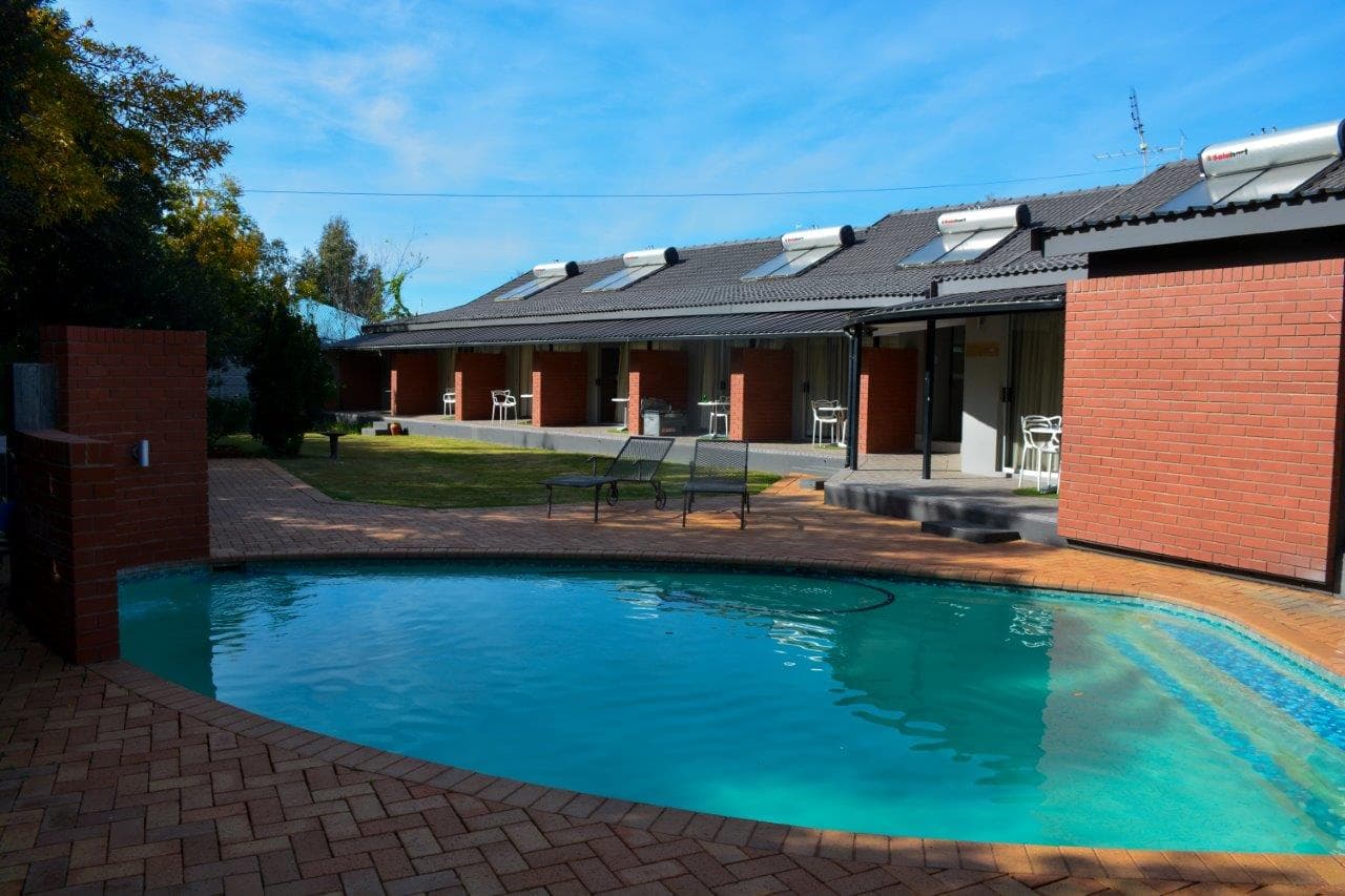 Palm Lodge Bloemfontein swimming pool and braai area